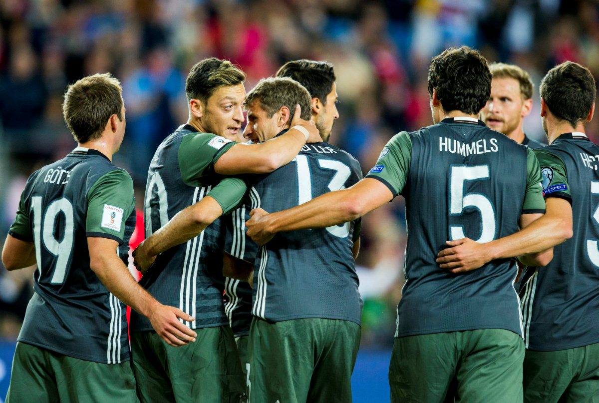 Futbolistas de la selección alemana festejan el triunfo.