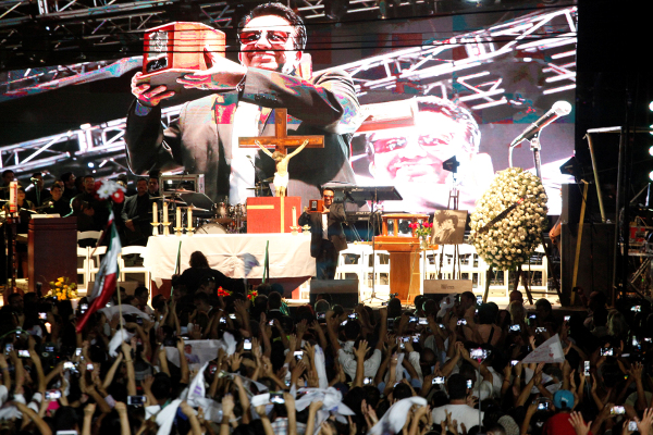 Los habitantes de Ciudad Juárez despidieron a Juan Gabriel con una misa celebrada frente a la que fue su casa y oficiada por el obispo de la urbe, seg