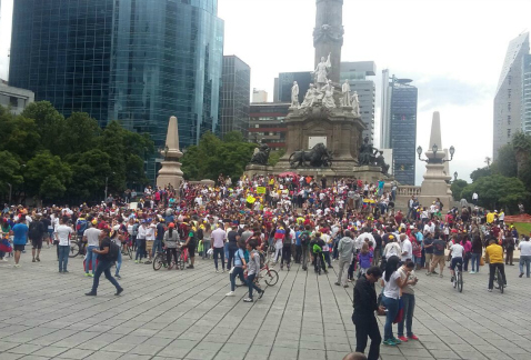 Integrantes de la comunidad venezolana en México se manifestaron en contra del gobierno de Nicolás Maduro, en las escalinatas del Ángel de la Independ