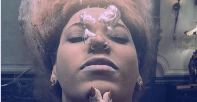 La cantante estrenó su nuevo video en su cumpleaños 35.
