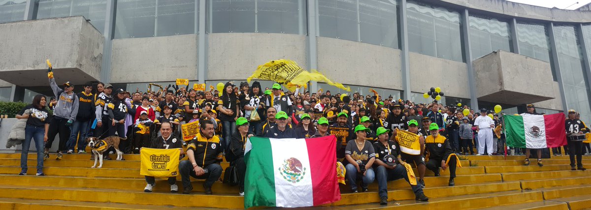 La lluvia no impidió que los aficionados de los Acereros se tomarán la foto oficial previo al inicio de la NFL