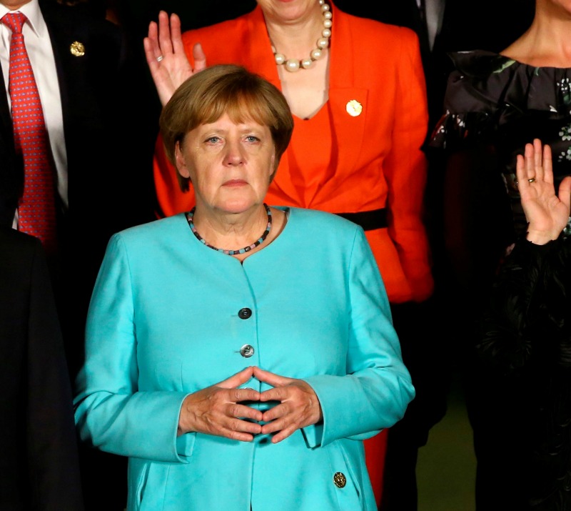 Con Merkel en la cumbre del G20 de China, el secretario general del partido, Peter Tauber, reconoció los "amargos" resultados e intentó defender la po