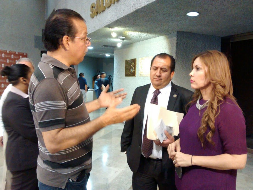 El activista Mario Rodríguez Platas confrontó a la diputada Karina Barrón por oponerse al matrimonio igualitario.  