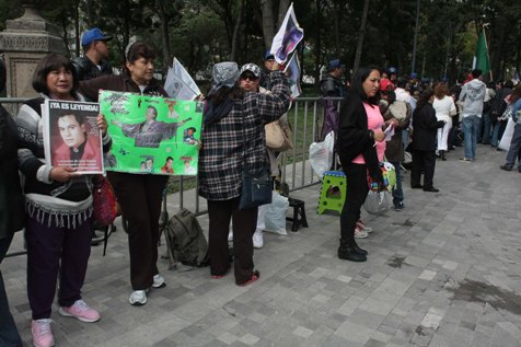 Los admiradores esperan para recibir las cenizas del cantante. El recinto abrirá sus puertas a las 16:00 hrs.