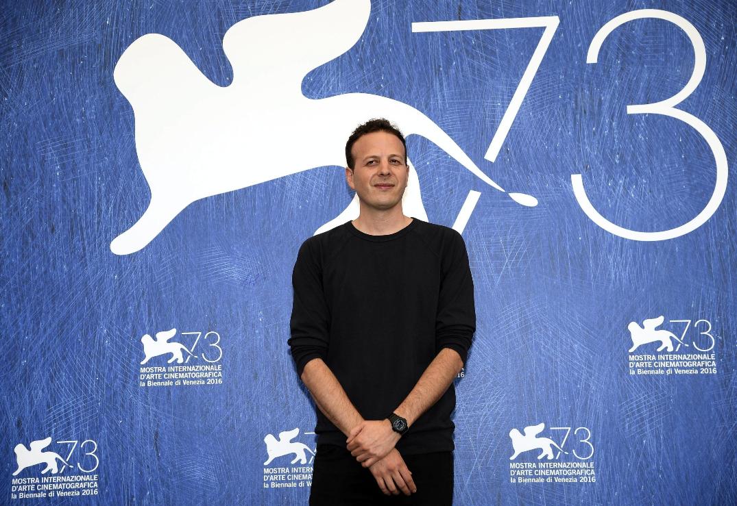Amat Escalante en la alfombra del Festival de Venecia
