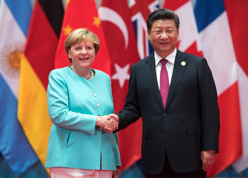 La canciller alemana con el presidente chino Xi Jinping, en Hangzhou, donde participa en la cumbre del G20.
