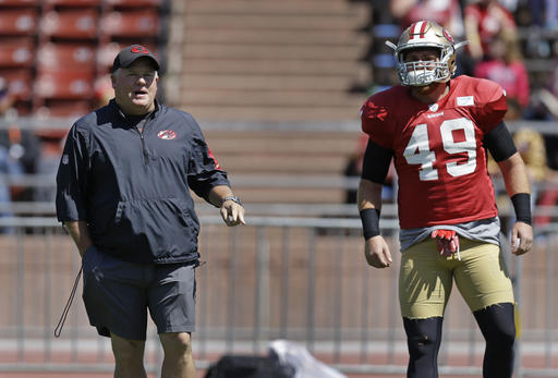 El entrenador Chip Kelly y Bruce Miller