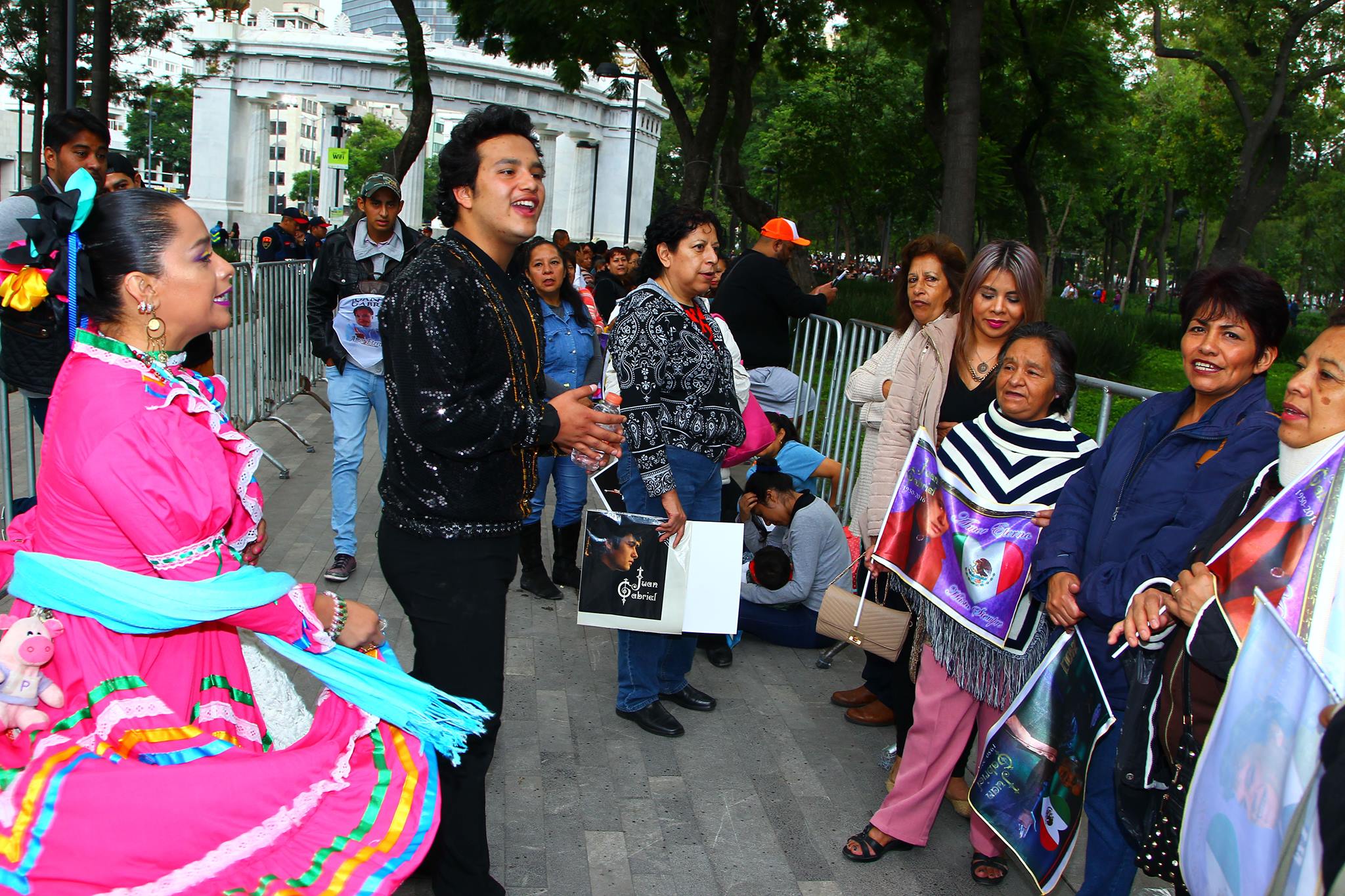 El último adiós en Bellas Artes a Juan Gabriel. 