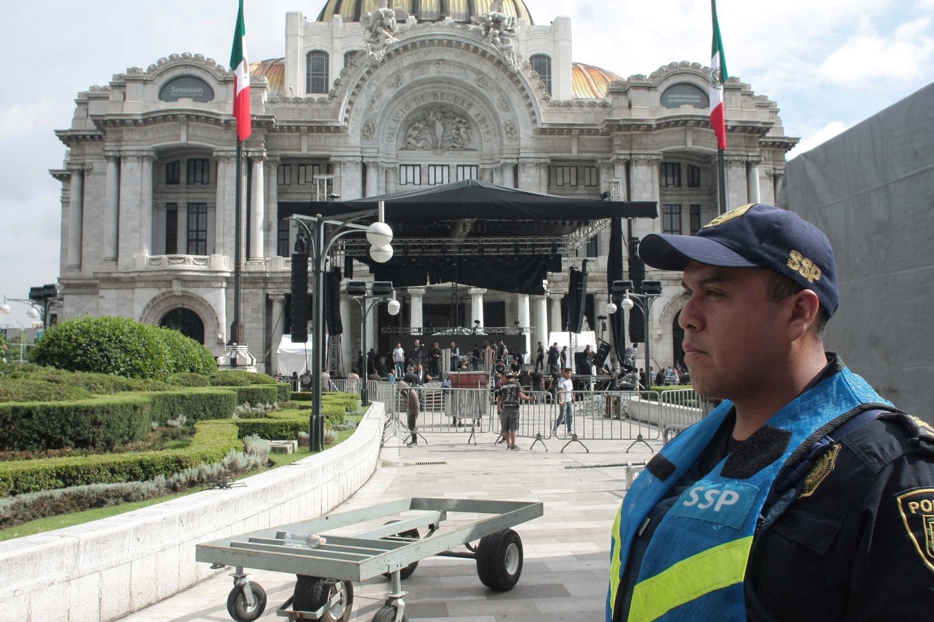 El escenario en el que se presentarán los cantantes ya fue montado frente a Bellas Artes.