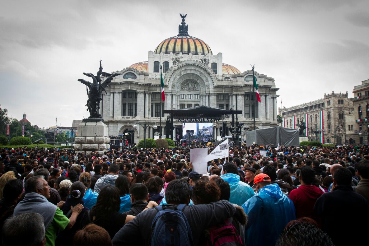 Miles de fans esperan para dar el último adiós al Divo. 