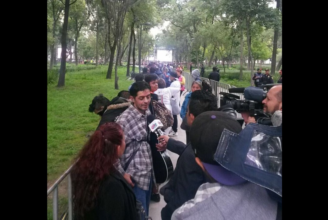 Los miles de fanáticos hacen largas filas para despedirse del Divo de Juárez. 