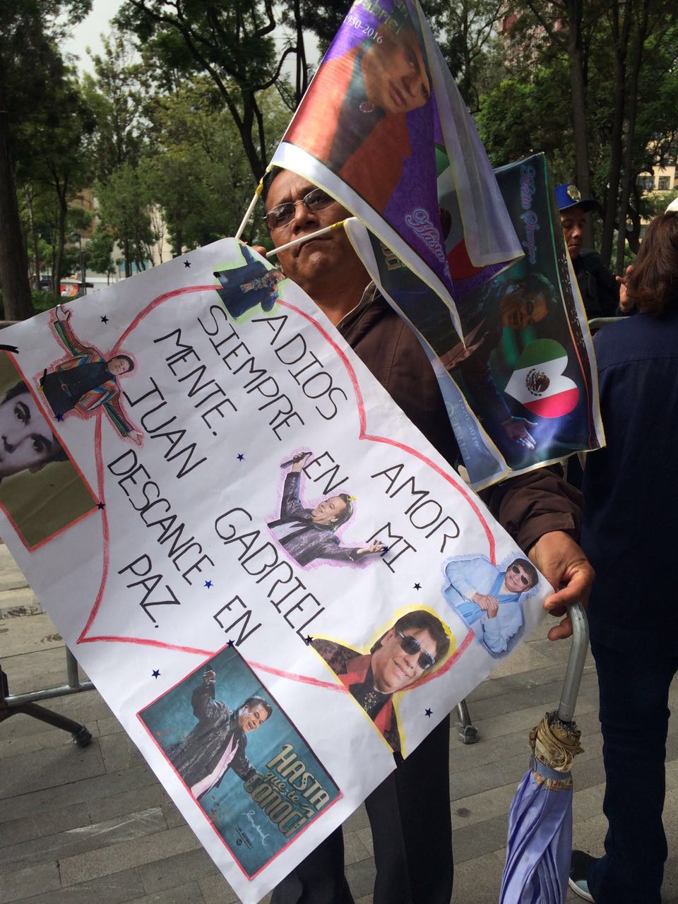 Personas llegan con artículos alusivos al 'Divo de Juárez'.