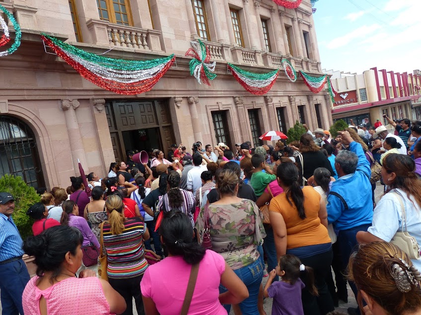 Afectados por inundaciones en San Pedro, se manifestaron en el Palacio de Gobierno de Saltillo.