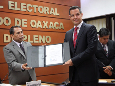 Alejandro Murat, recibe su constancia como gobernador electo de Oaxaca.