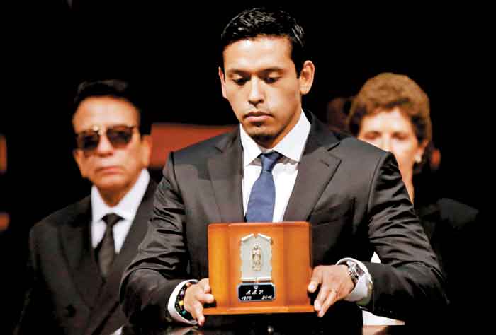 Iván Aguilera depositó la urna con las cenizas de su padre, que llegaron desde Ciudad Juárez para comenzar con la ceremonia.  