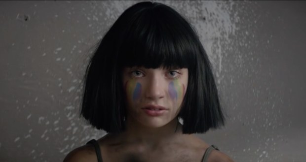 Maddie Ziegler vuelve a colaborar con Sia. 