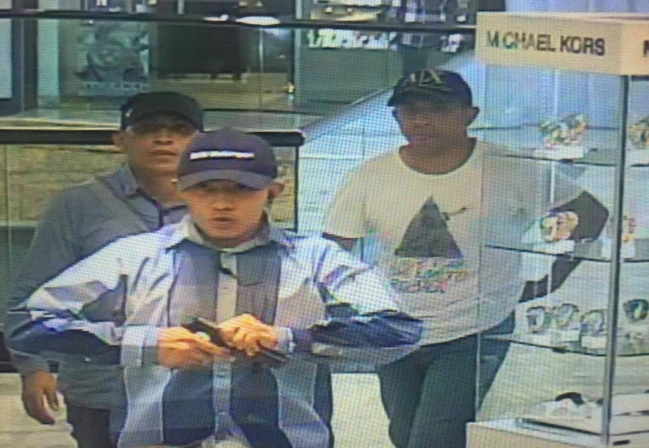 El total del número de delincuentes salió a relucir en las imágenes que captaron las cámaras de vigilancia.