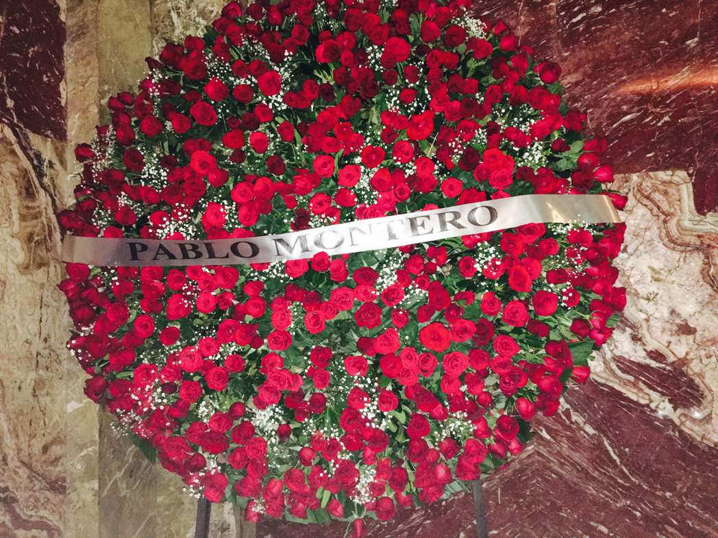 Pablo Montero envió rosas rojas. 