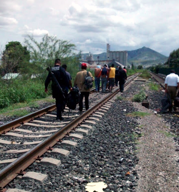 Rescatan a 14 migrantes en vías del tren de Gómez Palacio, Durango informó Arnulfo León Campos, delegado del Instituto Nacional de Migración.