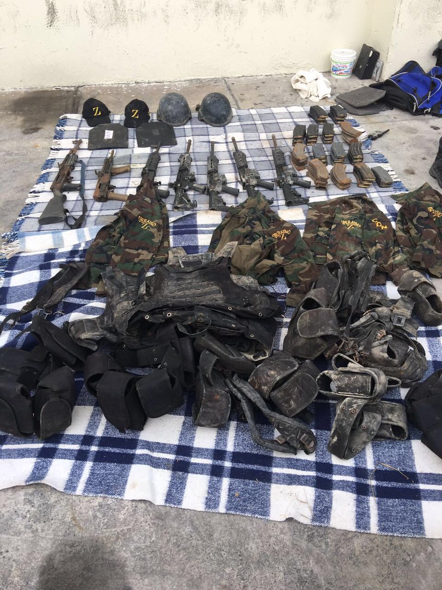 Dentro de un vehículo, dos hombres trasladaban un arsenal de armas y droga.