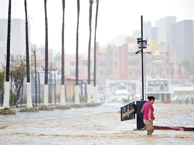 Aspecto de las calles inundadas en Los Cabos. 