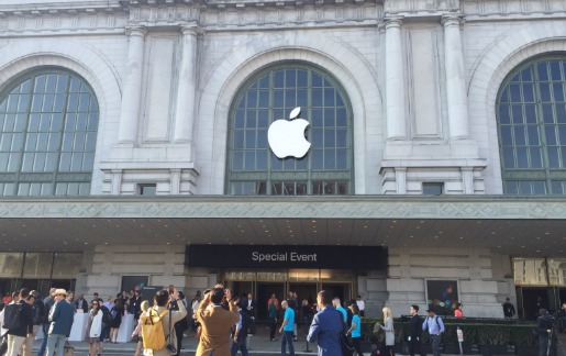 Los invitados a la presentación de Apple comienzan a llegar al Auditorio Cívico Bill Graham de San Francisco. 