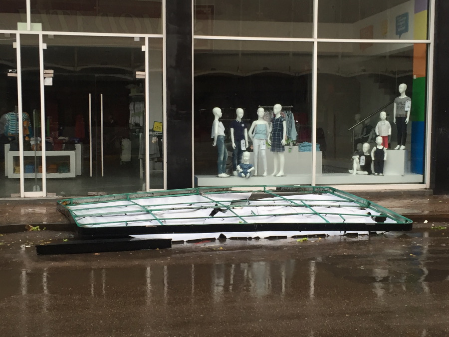 Los fuertes vientos arrancaron los anuncios de las calles. 