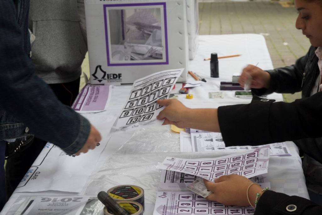 Mauricio Tabe dijo que el voto tradicional es el camino más confiable, porque hay representantes de los partidos como observadores.