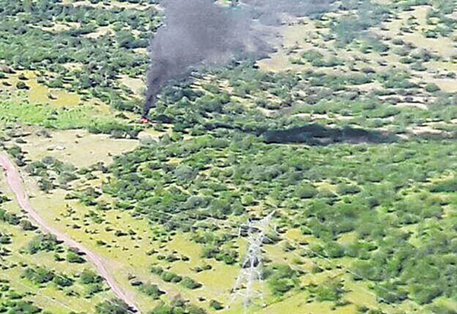 Una nube de humo sale del aparato tumbado en Tierra Caliente. 