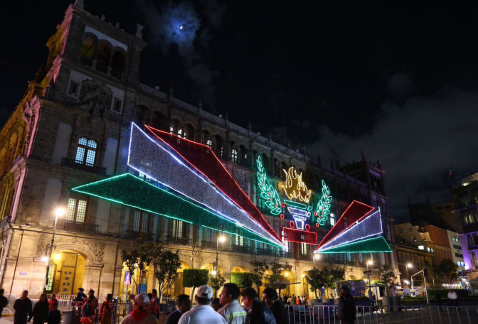 El alumbrado con motivo de las fiestas patrias fue encendido esta noche en la Ciudad de México, con un acto principal en el Zócalo.