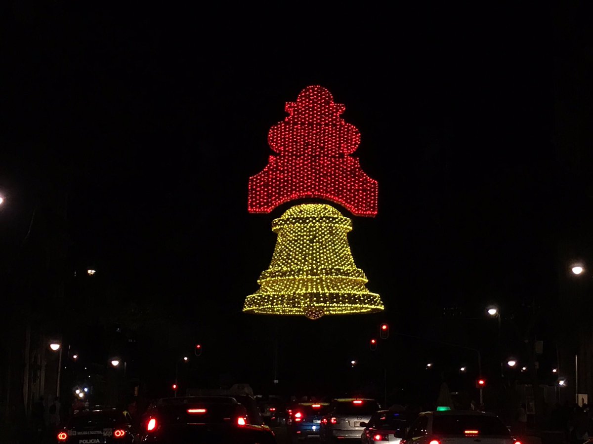 El alumbrado con motivos patrios fue encendido esta noche en el Zócalo de la Ciudad de México.