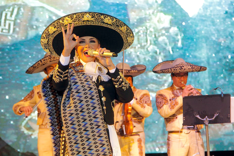 Comienzan los festejos patrios en Torreón con la presentación de la cantante Aida Cuevas.