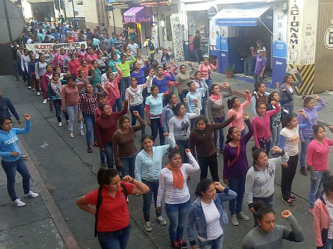 Estudiantes normalistas se dirigen al centro de Cuernavaca a fin de buscar que los reciban las autoridades.