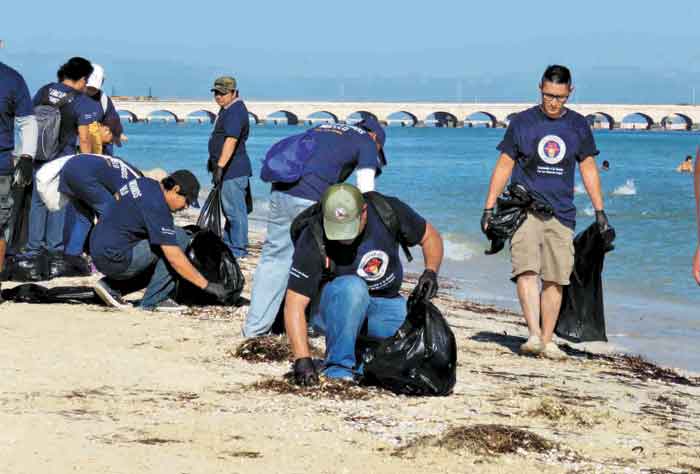 La iniciativa de Modelo para limpiar la playa de Progreso juntó a 700 personas entre empleados, familiares y otra gente.