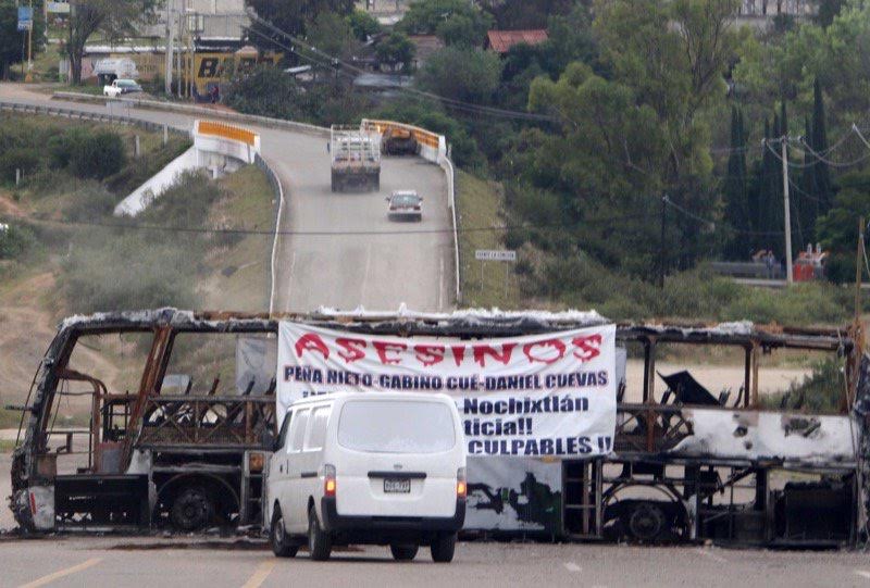 La CNTE realiza bloqueos en carreteras.