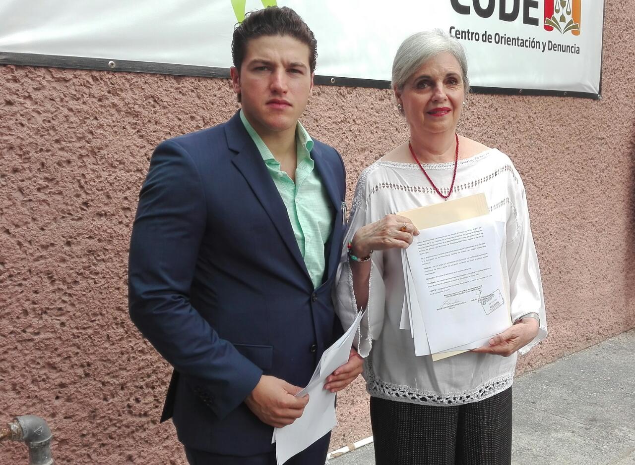 El legislador Samuel García y la diputada Concepción Landa, de Movimiento Ciudadano, presentaron expedientes ante la Subprocuraduría Especializada en 