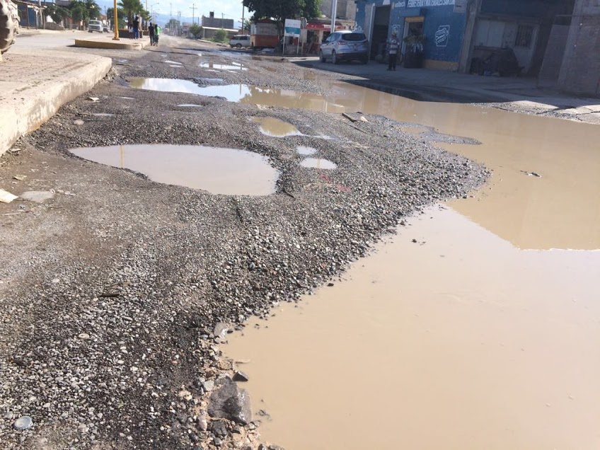 En Matamoros, la colonia Ampliación las Carolinas cuenta con 70 metros de grandes baches.