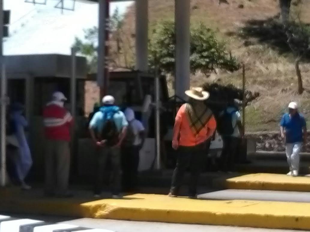Con el rostro cubierto, los maestros tomaron la caseta y pidieron cooperación. 