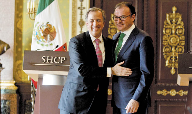 El secretario entrante y el funcionario saliente ayer en las instalaciones de Hacienda, durante la entrega del cargo. 