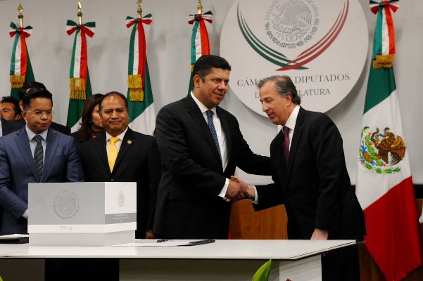 El secretario de Hacienda, José Antonio Meade, entregó al presidente de la Cámara de Diputados, Javier Bolaños, el Paquete Económico 2017.