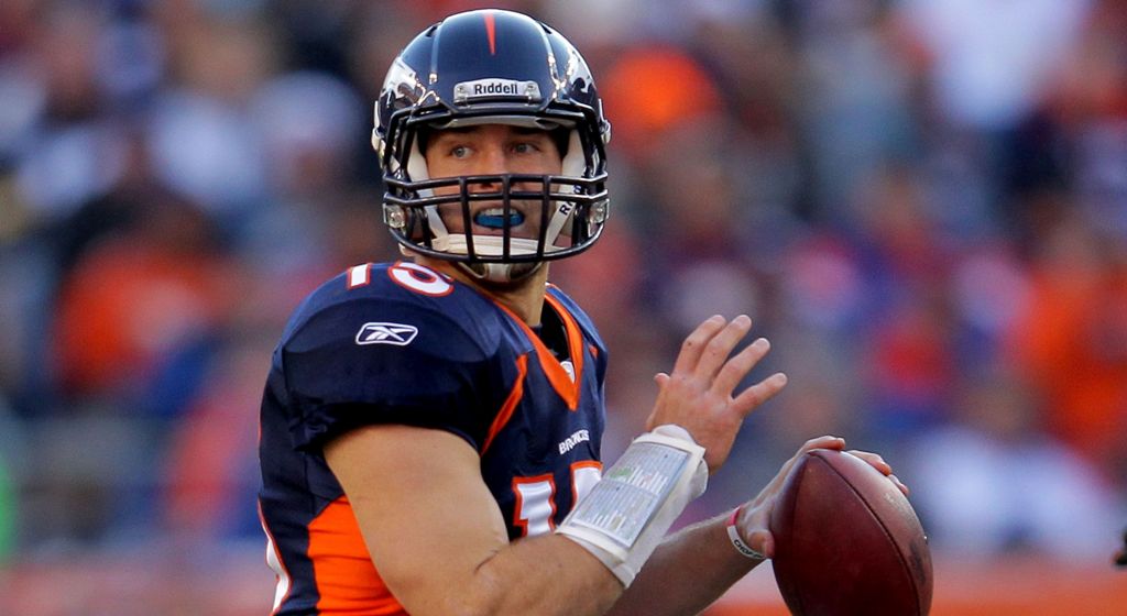 Tim Tebow en su época con los Broncos de Denver 