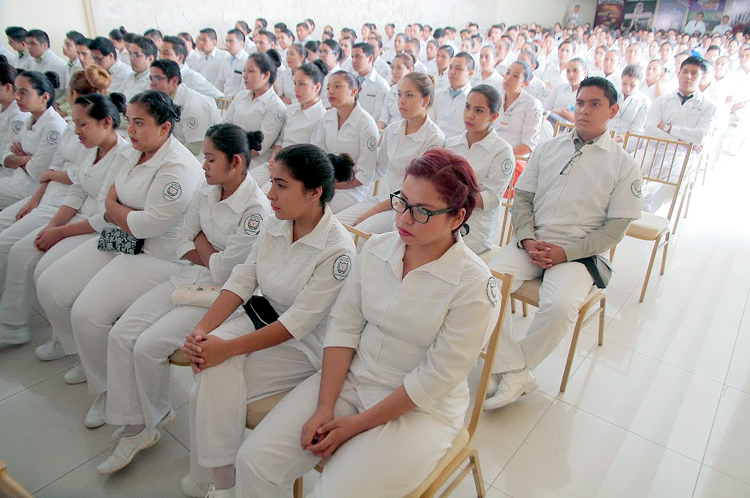 Las escuelas particulares donde se ofrece la carrera de enfermería son: Instituto Meze, Colegio Excélsior, Florencia Nightingale y Escuela de Enfermer