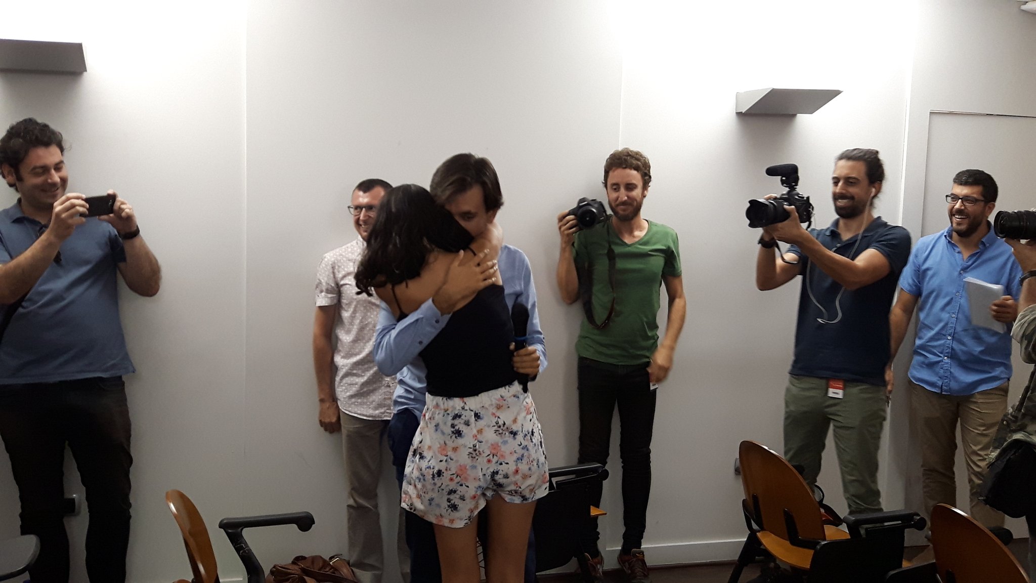 Los periodistas se abrazaron luego de la propuesta de matrimonio.