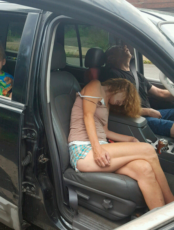Rhonda Pasek y su pareja James Lee Acord fueron encontrados inconscientes en su carro.