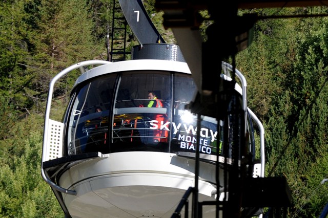 Los turistas atrapados en el teleférico de Mont-Blanc fueron rescatados tras pasar toda la noche en este lugar.