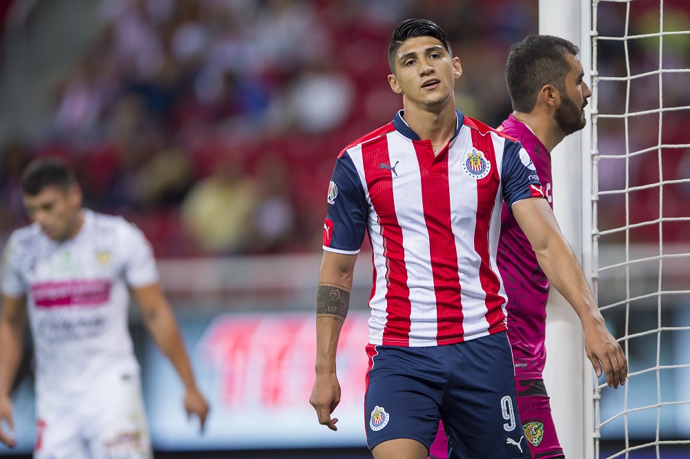 El momento para ver a Alan Pulido sobre el césped del Estadio Chivas tuvo que esperar