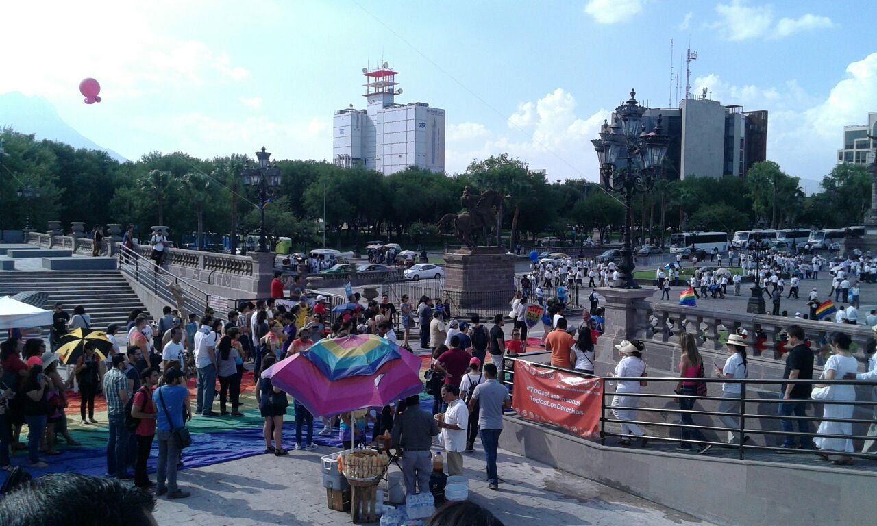 Ambos grupos tomaron el primer cuadro de la ciudad para realizar sus protestas. 