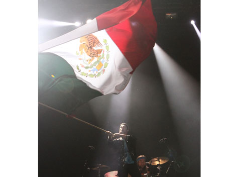 El cantante salió corriendo al escenario ondeando una bandera de México. 