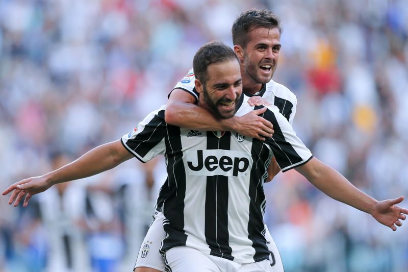 Gonzalo Higuaín celebra una de sus anotaciones