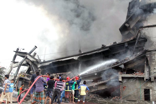 El incendio en una fábrica de Bangladesh provocó la muerte de más de 20 personas.